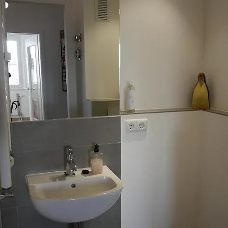 Ruhiges In Naehe Kurfuerstendamm Mit Eigener Regendusche Rum i privatbostad Berlin