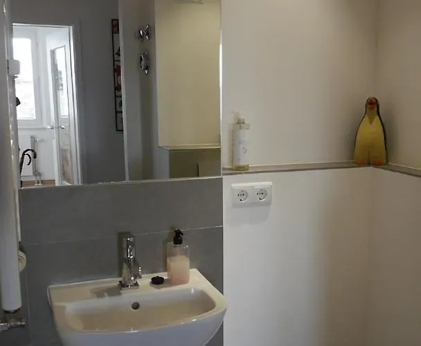 Ruhiges In Naehe Kurfuerstendamm Mit Eigener Regendusche Quarto em Acomodações Particulares Berlim